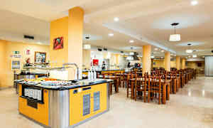 Kuva ruokasalista, jossa on puuhuonekaluja ja buffetpiste. (Tekoälyn luoma teksti)