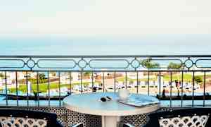 Näkymä parvekkeelta, taustalla meri. (Tekoälyn luoma teksti)