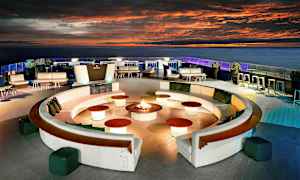 Terassilla istumapaikkoja, sohvia ja keskeinen järjestely, jossa on tuli. (Tekoälyn luoma teksti)