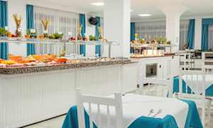 Ravintolabuffet, jossa ruokia ja istumapaikkoja. (Tekoälyn luoma teksti)