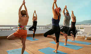 Ryhmä ihmisiä tekee jooga-asanoita terassilla. (Tekoälyn luoma teksti)