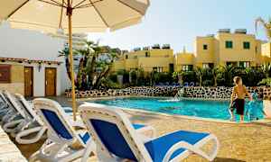 Kuva ulkouima-altaasta, jota ympäröivät aurinkotuolit ja vihreys. (Tekoälyn luoma teksti)