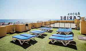 Kattoterassi aurinkotuoleilla ja merinäköalalla. (Tekoälyn luoma teksti)