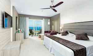 Kahden hengen huone, moderni sisustus, merinäköala parvekkeelta. (Tekoälyn luoma teksti)