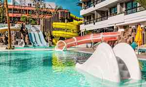 Vesipuisto, jossa on useita vesiliukumäkiä ja uima-allas. (Tekoälyn luoma teksti)