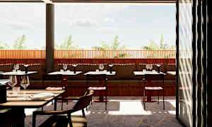 Ulkoterassi, jossa on pöytiä ja tuoleja, puiset seinät ja näkymä palmuihin kirkkaassa säässä. (Tekoälyn luoma teksti)