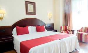 Parihuone punaisella sisustuksella ja kaksi nojatuolia. (Tekoälyn luoma teksti)