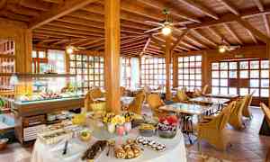 Ruokailutila, jossa buffettipöytä ja korikalusteita. (Tekoälyn luoma teksti)