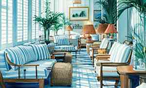 Valoisa ja ilmava olohuone, jossa on raidallisia sohvia ja nojatuoleja, useita kasveja sekä lamppuja varjostimilla aseteltuna ympäri huonetta. (Tekoälyn luoma teksti)