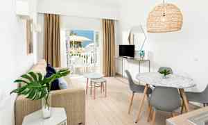 Valoisasti sisustettu asunto, jossa avoin pohjaratkaisu ja parveke näkymällä. (Tekoälyn luoma teksti)