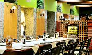 Katettu pöytä ravintolassa, jossa on viinipulloja ja laseja. (Tekoälyn luoma teksti)