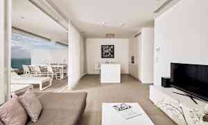 Moderni asunto, jossa avoin pohjaratkaisu, vaalea sisustus ja näkymä merelle. (Tekoälyn luoma teksti)