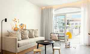 Moderni olohuone, jossa sohva, sohvapöytä ja näkymä terassille. (Tekoälyn luoma teksti)