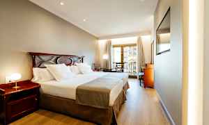 Hotellihuone, jossa parivuode ja parveke. (Tekoälyn luoma teksti)