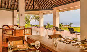 Ulkoterassi merinäköalalla ja puisilla huonekaluilla. (Tekoälyn luoma teksti)