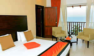 Kuva hotellihuoneesta, jossa on sänky, kaksi tuolia ja parveke näkymällä merelle. (Tekoälyn luoma teksti)