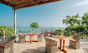 Terassi, jossa ulkokalusteet ja näkymä merelle. (Tekoälyn luoma teksti)