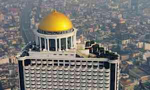 Pilvenpiirtäjä, jossa on kultainen kupoli huipulla, kaupunkitausta. (Tekoälyn luoma teksti)