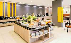 Aamiaispöytä modernissa ruokasalissa. (Tekoälyn luoma teksti)