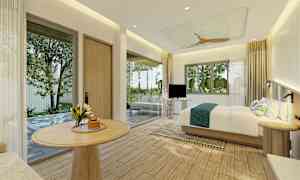 Vaalea hotellihuone, jossa on suuri sänky, puusisustus ja suuret ikkunat näkymällä vehreään ympäristöön. (Tekoälyn luoma teksti)