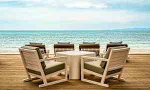 Puisia huonekaluja terassilla merinäköalalla. (Tekoälyn luoma teksti)