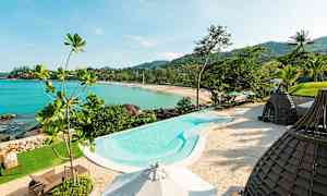 Kuva uima-altaasta rannalla, näkymä merelle ja vehreään maisemaan. (Tekoälyn luoma teksti)