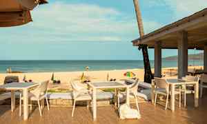 Ulkoterassi lähellä rantaa ja merinäköala. (Tekoälyn luoma teksti)