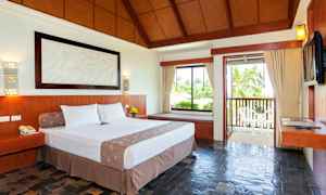 Hotellihuone, jossa on parivuode, suuret ikkunat ja parveke. (Tekoälyn luoma teksti)