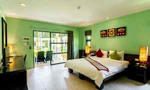 Hotellihuone, jossa on parivuode ja vihreät seinät, sekä parveke, jolta on näkymä vehreyteen. (Tekoälyn luoma teksti)