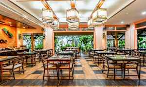 Ravintolan sisustus katettuine pöytineen ja ikkunoineen, joista näkyy vehreä maisema. (Tekoälyn luoma teksti)