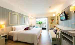 Tilava hotellihuone, jossa on modernit kalusteet ja parveke. (Tekoälyn luoma teksti)