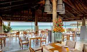 Ulkoterassi, jossa istumapaikkoja, kukkakoriste ja merinäköala. (Tekoälyn luoma teksti)