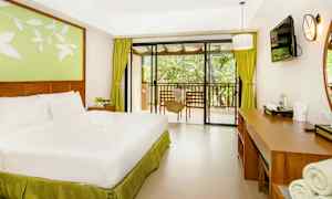 Hotellihuone, jossa on parivuode, kirjoituspöytä ja näköala parvekkeelle. (Tekoälyn luoma teksti)