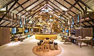 Hotellin sisustus, jossa puisia yksityiskohtia ja koristeellisia esineitä. (Tekoälyn luoma teksti)