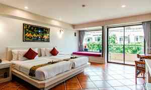 Hotellihuone, jossa on kaksi valkoisilla lakanoilla peitettyä sänkyä, seinällä maalaus ja lasiovi, joka johtaa parvekkeelle, jolta avautuu näkymä viheralueille. (Tekoälyn luoma teksti)