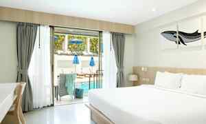 Kahden hengen huone, josta pääsy yhteiseen uima-altaaseen