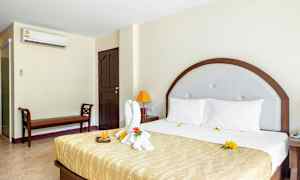 Hotellihuone, jossa on suuri sänky ja koristeltu pyyhe. (Tekoälyn luoma teksti)