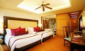 Hotellihuone, jossa on kaksi yhden hengen vuodetta, tuuletin ja kylpyamme taustalla. (Tekoälyn luoma teksti)