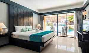 Hotellihuone, jossa suuri sänky ja nykyaikaiset huonekalut, näkymä allasalueelle lasiovien läpi. (Tekoälyn luoma teksti)