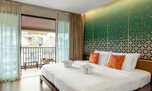 Moderni hotellihuone, jossa on parivuode ja koristeellinen seinä. (Tekoälyn luoma teksti)