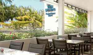 Ulkoterassi näkymällä vehreisiin puihin ja kukkiin. (Tekoälyn luoma teksti)