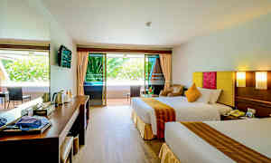 Hotellihuone, jossa kaksi sänkyä, istuinalue ja parveke. (Tekoälyn luoma teksti)