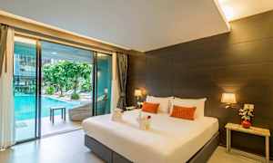 Hotellihuone, jossa suuri sänky, vieressä yöpöytä, jossa koristeita, ja liukuovi, joka avautuu uima-altaalle. (Tekoälyn luoma teksti)