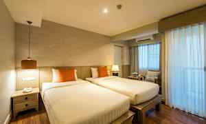 Esimerkkikuva kahden hengen huoneesta, jossa on parveke ja kahden hengen huoneesta, jossa on parveke allasalueelle päin