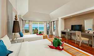 Hotellihuone, jossa on kaksi sänkyä, parveke merinäköalalla ja työpöytä. (Tekoälyn luoma teksti)