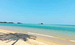 Hiekkaranta ja kirkas sininen meri, taustalla muutama pieni saari. (Tekoälyn luoma teksti)