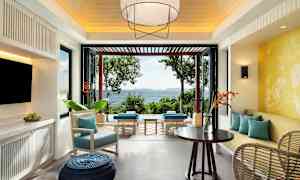 Valoisa ja moderni olohuone, josta on avoimet ovet merinäköalalle. Kalusteisiin kuuluu sohva, nojatuolit ja pyöreä pöytä. (Tekoälyn luoma teksti)