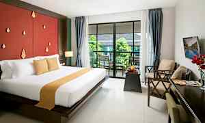 Hotellihuone, jossa on suuri sänky ja parveke näkymällä vehreyteen. (Tekoälyn luoma teksti)