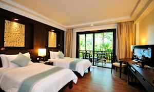 Hotellihuone, jossa on kaksi erillistä vuodetta, parveke näkymällä vehreyteen, huonekalut ja televisio. (Tekoälyn luoma teksti)