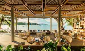 Rantaravintola, jossa istumapaikkoja ja näkymä merelle. (Tekoälyn luoma teksti)